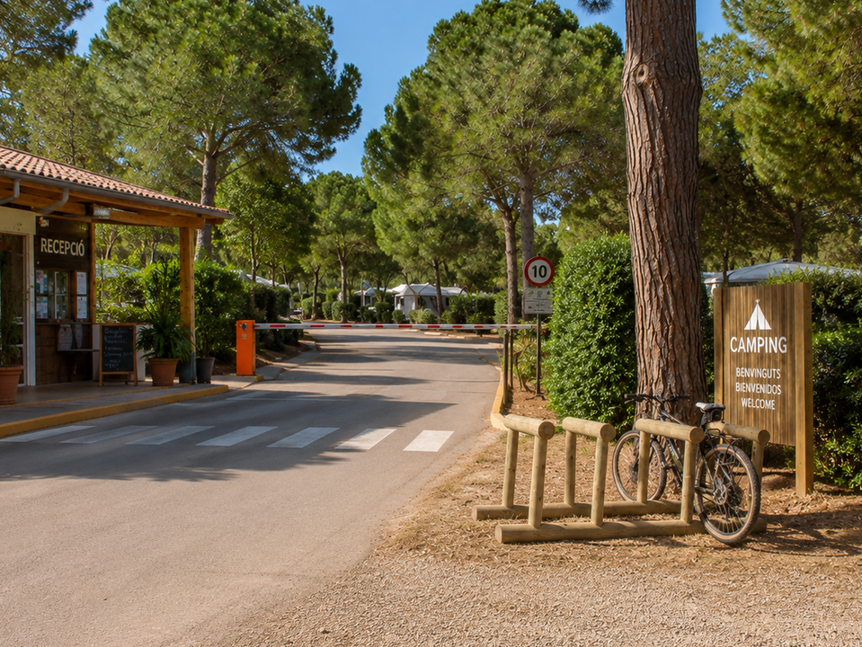 aparca bicicletas de madera